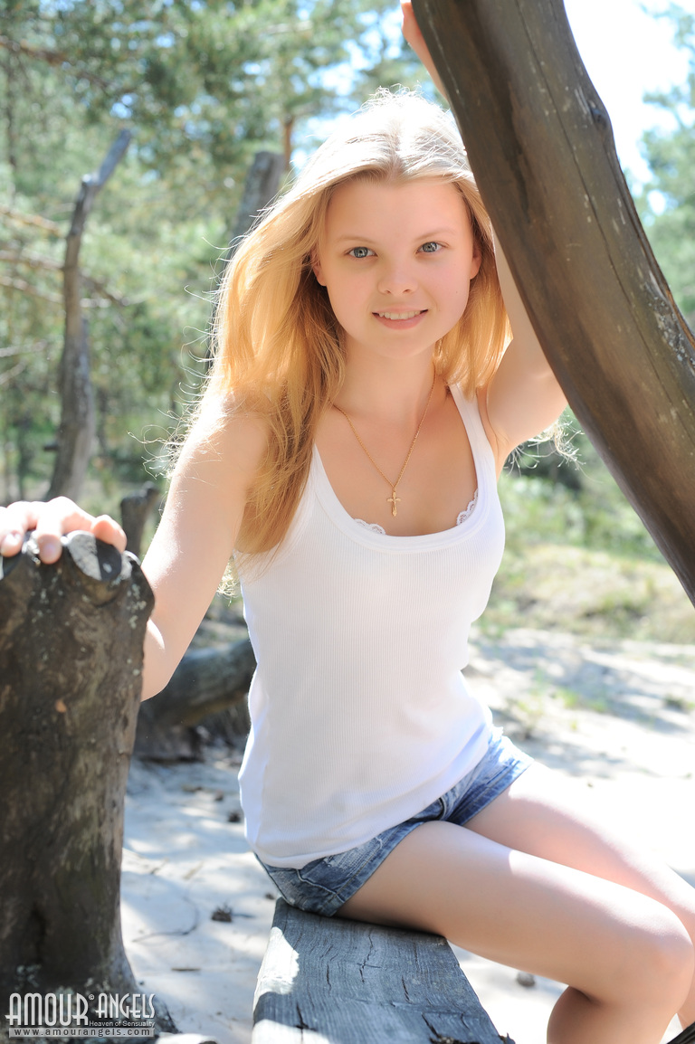 Una Chica Rubia Cachonda Desnuda